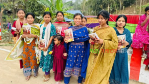 আদিবাসী শিক্ষার্থীবৃন্দ গীতা দানে বেশ খুশী